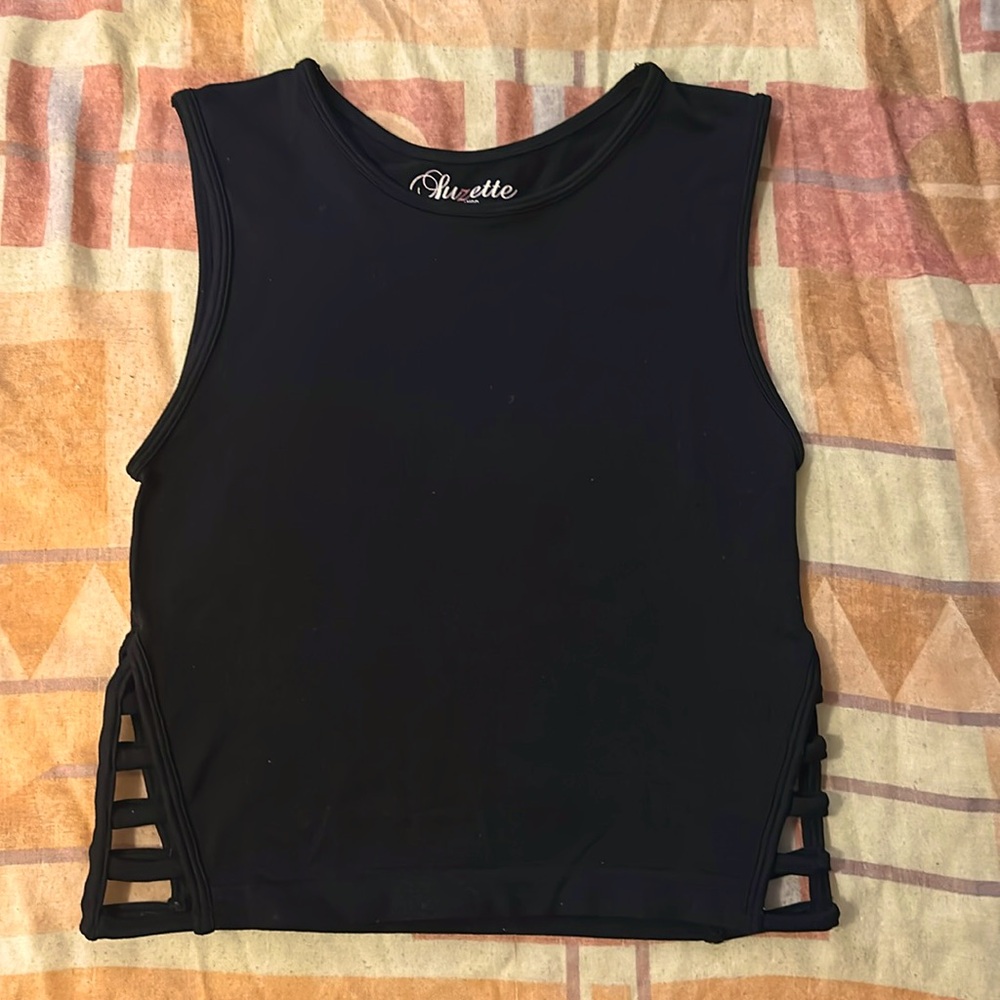 Women’s top size 0/S color black. Semi-new. Soft, light, and stretchy material.